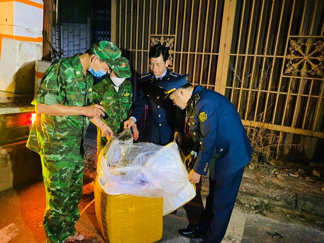 Phát hiện gần 2 tấn nội tạng lợn bốc mùi hôi thối ở thị trấn biên giới - Ảnh 1.