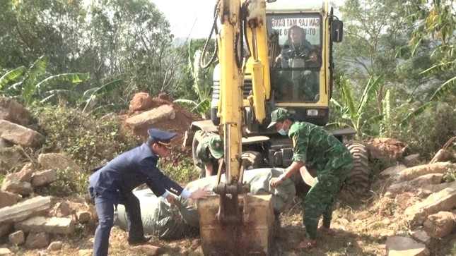 Phát hiện gần 2 tấn nội tạng lợn bốc mùi hôi thối ở thị trấn biên giới - Ảnh 2.