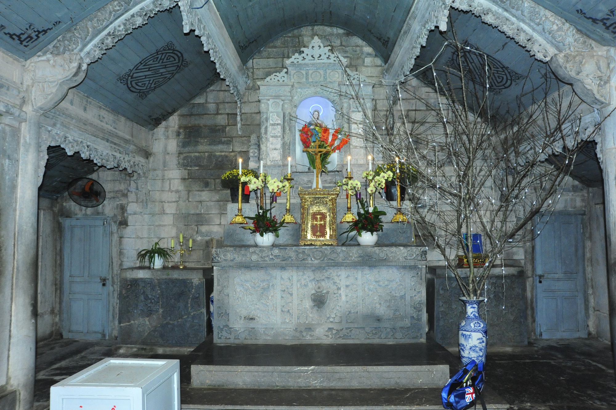 Trên bàn thờ chính là Nhà Tạm bằng gỗ chạm, sơn son thếp vàng và tòa Đức mẹ bằng đá.