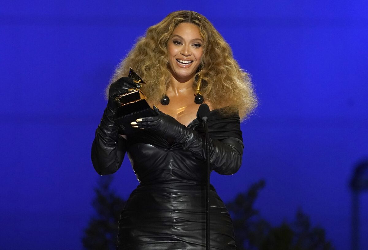 San bằng kỉ lục giành nhiều giải thưởng Grammy nhất mọi thời đại, Beyoncé chưa xuất hiện vì... tắc đường - Ảnh 1.