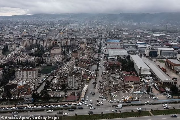 Thảm họa động đất ở Thổ Nhĩ Kỳ: Những hình ảnh trẻ nhỏ nhói lòng nơi hiện trường tang thương - Ảnh 1.