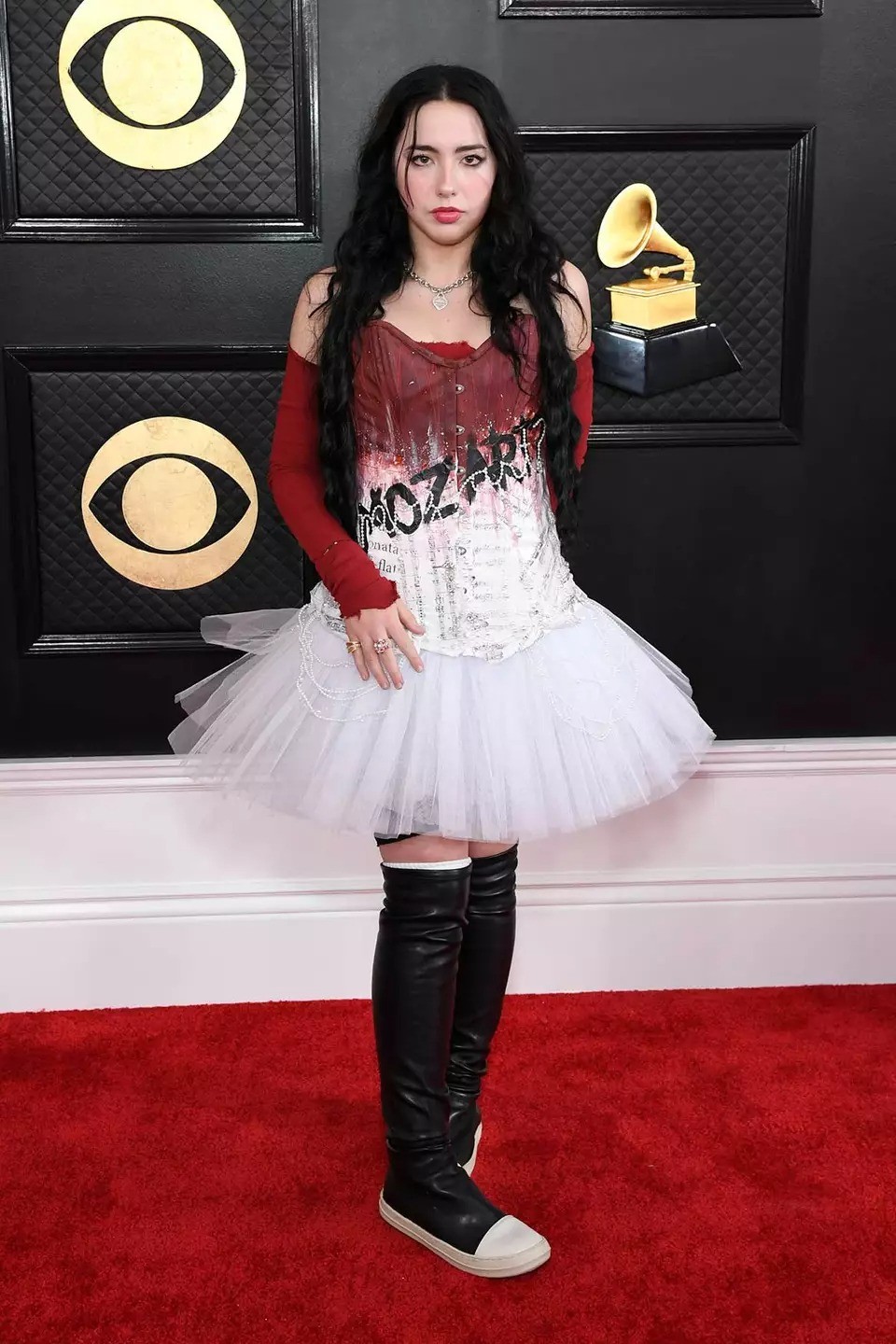Váy thảm họa, xấu nhất thảm đỏ Grammy 2023 - Ảnh 10.