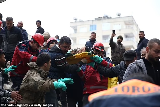 Thảm họa động đất ở Thổ Nhĩ Kỳ: Những hình ảnh trẻ nhỏ nhói lòng nơi hiện trường tang thương - Ảnh 10.