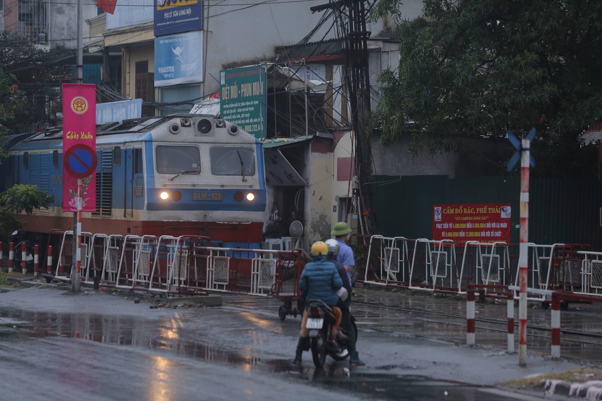 Thót tim cảnh người dân vô tư &quot;cắt&quot; đầu tàu hỏa, coi thường barie tại Hà Nội - Ảnh 9.