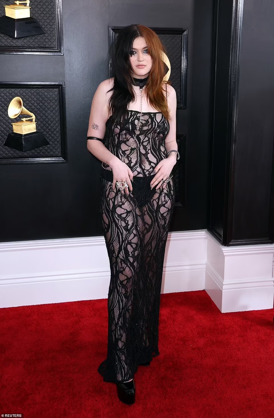 Váy thảm họa, xấu nhất thảm đỏ Grammy 2023 - Ảnh 3.