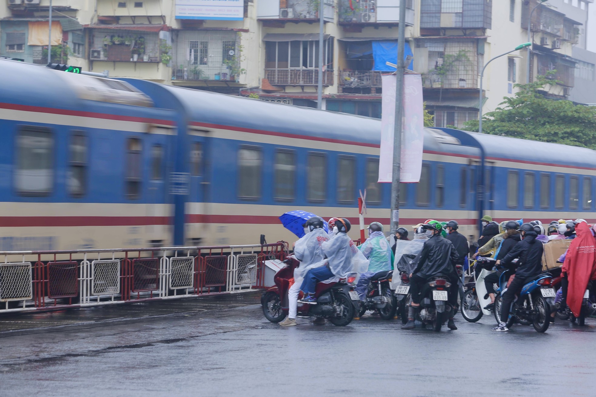 Thót tim cảnh người dân vô tư &quot;cắt&quot; đầu tàu hỏa, coi thường barie tại Hà Nội - Ảnh 1.