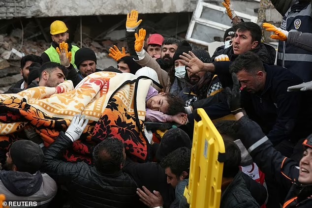 Thảm họa động đất ở Thổ Nhĩ Kỳ: Những hình ảnh trẻ nhỏ nhói lòng nơi hiện trường tang thương - Ảnh 5.