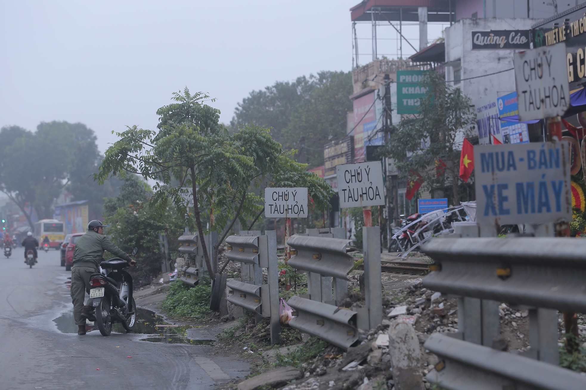 Thót tim cảnh người dân vô tư &quot;cắt&quot; đầu tàu hỏa, coi thường barie tại Hà Nội - Ảnh 15.