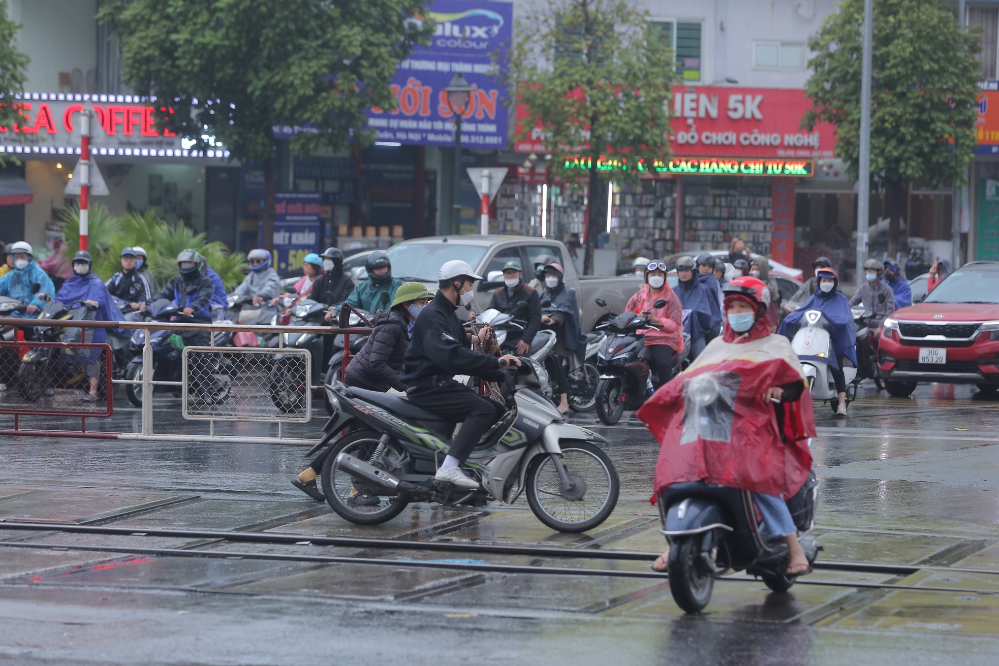 Thót tim cảnh người dân vô tư &quot;cắt&quot; đầu tàu hỏa, coi thường barie tại Hà Nội - Ảnh 5.