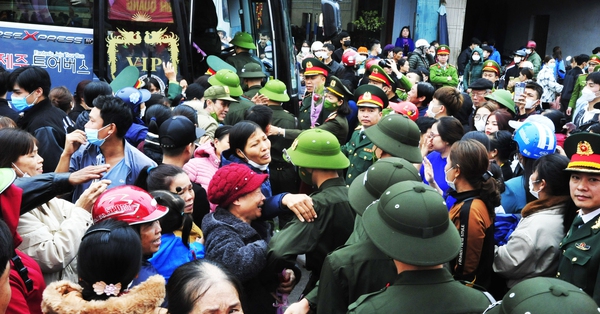 Xúc động lễ giao quân ở Ninh Bình: 1 gia đình có 2 người con tự nguyện đăng ký lên đường phục vụ Tổ quốc