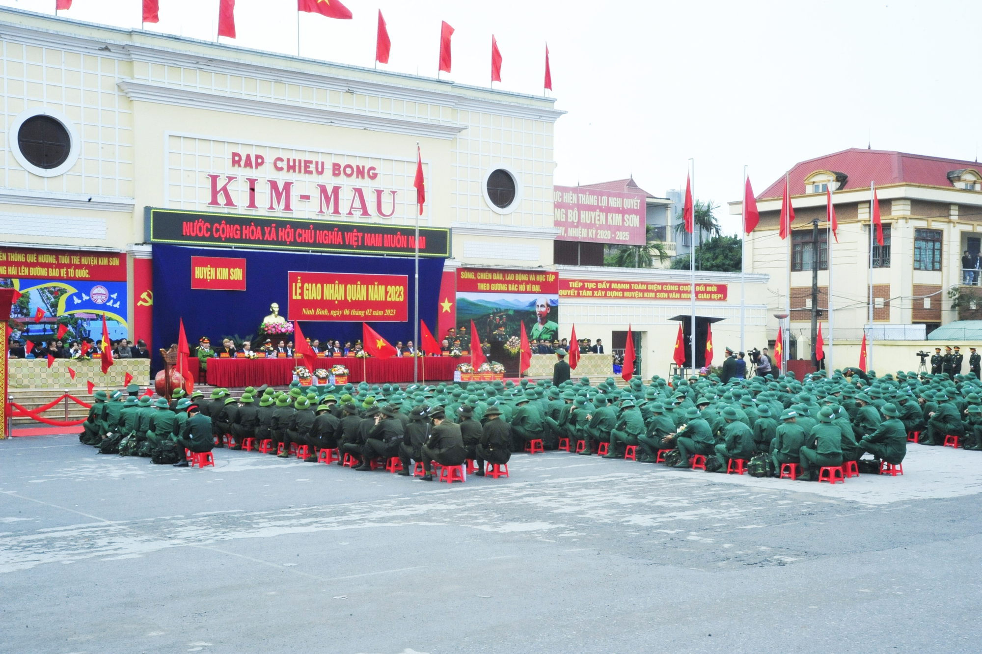 Xúc động lễ giao quân ở Ninh Bình: 1 gia đình có 2 người con tự nguyện đăng ký lên đường phục vụ Tổ quốc - Ảnh 2.