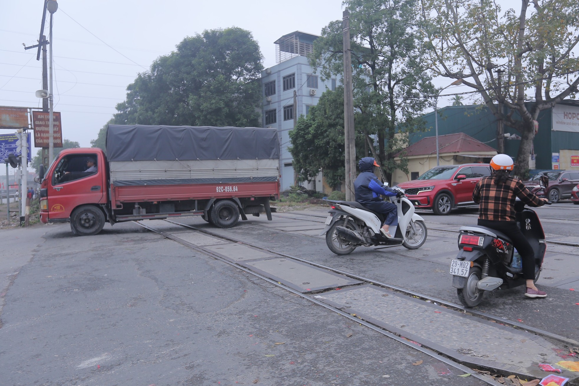 Thót tim cảnh người dân vô tư &quot;cắt&quot; đầu tàu hỏa, coi thường barie tại Hà Nội - Ảnh 17.