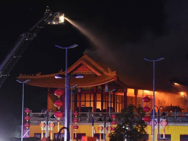 Ng&ocirc;i ch&ugrave;a ở &Uacute;c ch&igrave;m trong 'biển lửa', kh&oacute;i đen bốc cuồn cuộn - Ảnh 1.