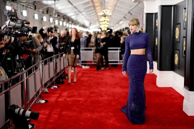 Taylor Swift lên tiếng bảo vệ khi nhân viên bị phóng viên la hét xua đuổi trên thảm đỏ Grammy 2023 - Ảnh 4.