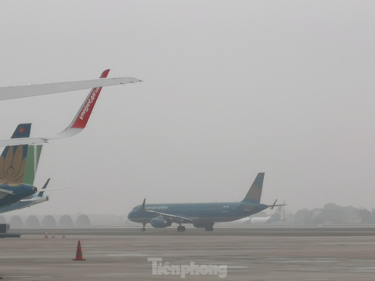 Thời tiết xấu, mù mịt, mưa phùn có ảnh hưởng đến hoạt động của sân bay Nội Bài? - Ảnh 6.