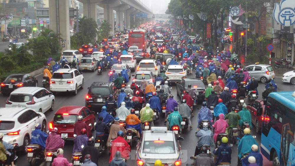 Người Hà Nội &quot;chôn chân&quot; trong mưa phùn gió bấc đến công sở ngày đầu tuần - Ảnh 1.