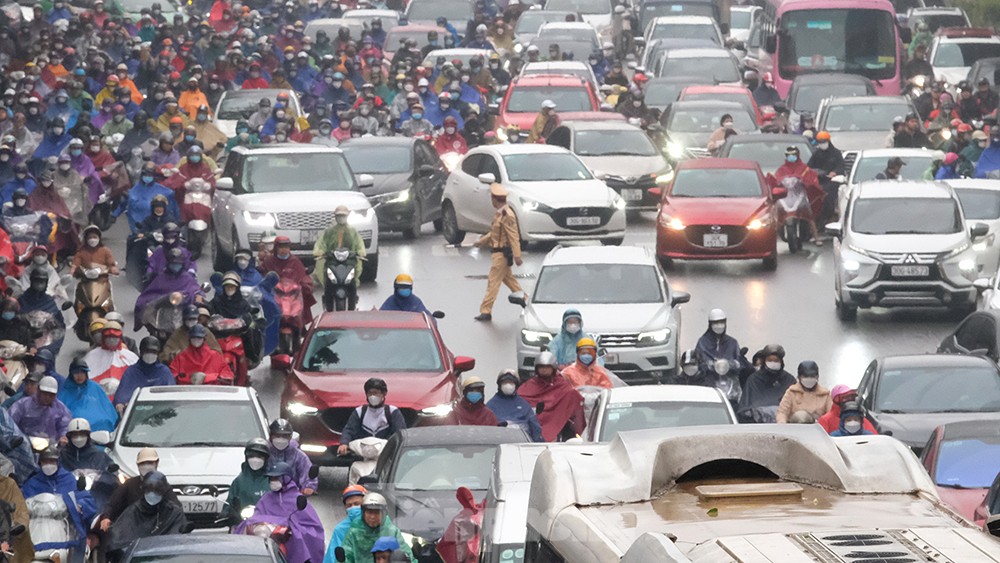 Người Hà Nội &quot;chôn chân&quot; trong mưa phùn gió bấc đến công sở ngày đầu tuần - Ảnh 4.