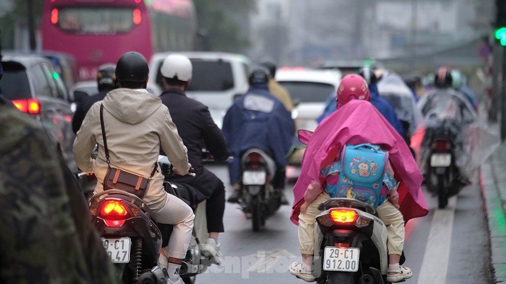 Người Hà Nội &quot;chôn chân&quot; trong mưa phùn gió bấc đến công sở ngày đầu tuần - Ảnh 8.