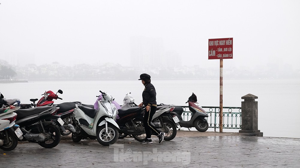 Người Hà Nội &quot;chôn chân&quot; trong mưa phùn gió bấc đến công sở ngày đầu tuần - Ảnh 9.