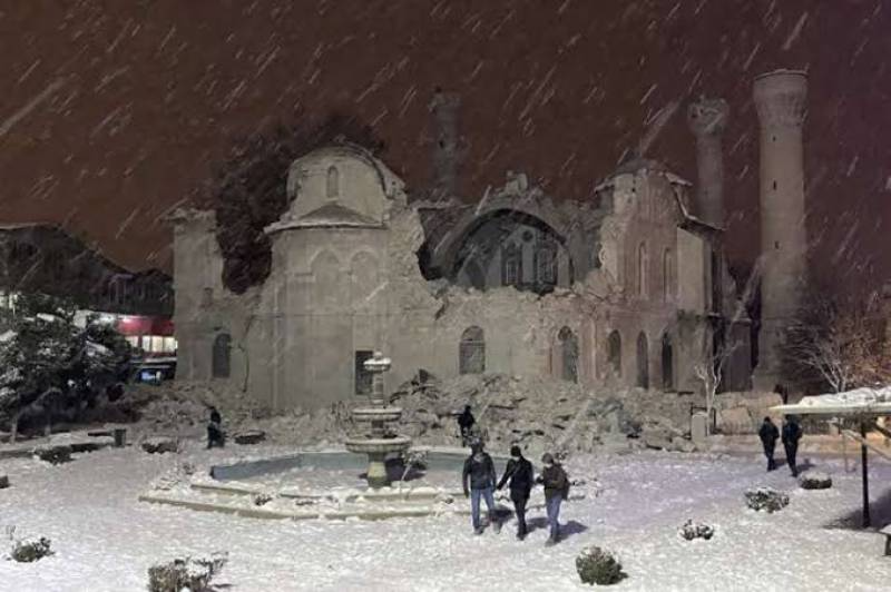 Mưa lạnh và tuyết rơi dày khiến cho công tác cứu hộ ở Thổ Nhĩ Kỳ trở nên khó khăn gấp bội - Ảnh 4.