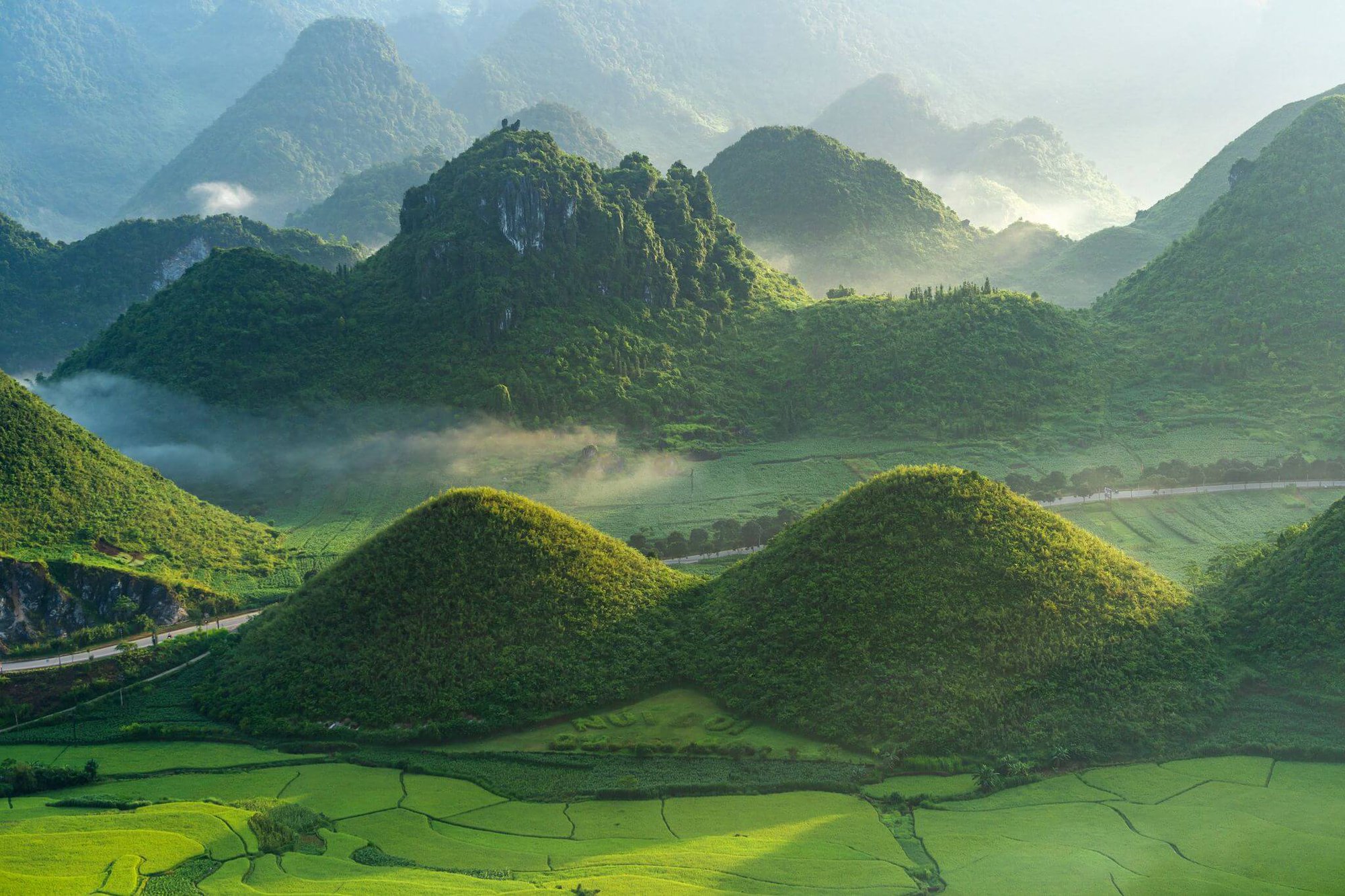 Câu đố tiếng Việt: &quot;Để nguyên là quả núi, chẳng bao giờ chịu già, có sắc vào thành ra, vật che đầu bạn gái?&quot;, là chữ gì? - Ảnh 1.