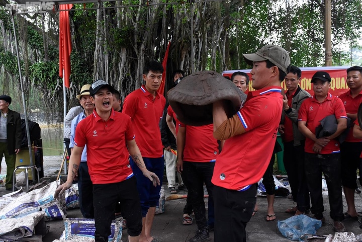 Hơn 200 pháo thủ ở Hải Dương tay lấm lem, ném pháo đất nổ như sấm - Ảnh 2. Hơn 200 pháo thủ ở Hải Dương tay lấm lem, ném pháo đất nổ như sấm - Ảnh 2.