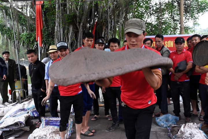Hơn 200 pháo thủ ở Hải Dương tay lấm lem, ném pháo đất nổ như sấm - Ảnh 3. Hơn 200 pháo thủ ở Hải Dương tay lấm lem, ném pháo đất nổ như sấm - Ảnh 3.