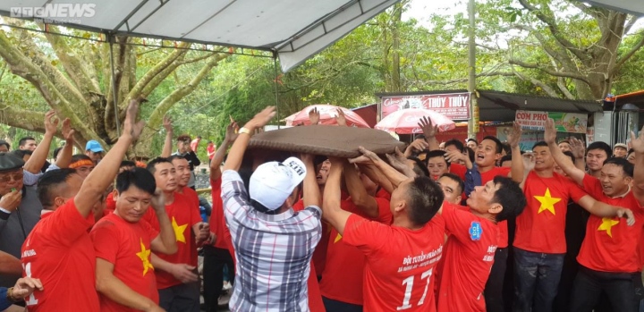 Hơn 200 pháo thủ ở Hải Dương tay lấm lem, ném pháo đất nổ như sấm - Ảnh 11. Hơn 200 pháo thủ ở Hải Dương tay lấm lem, ném pháo đất nổ như sấm - Ảnh 11.