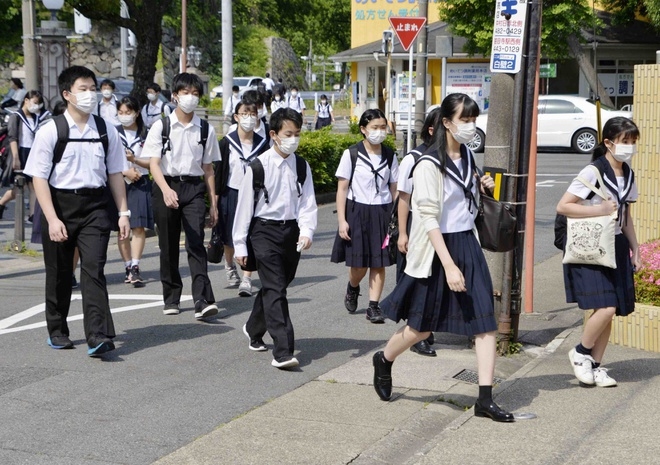 Những nguyên tắc giáo dục kỳ lạ ở Nhật Bản: Bắt học sinh nữ mặc đồ lót đồng màu, không được buộc tóc đuôi ngựa... - Ảnh 2.