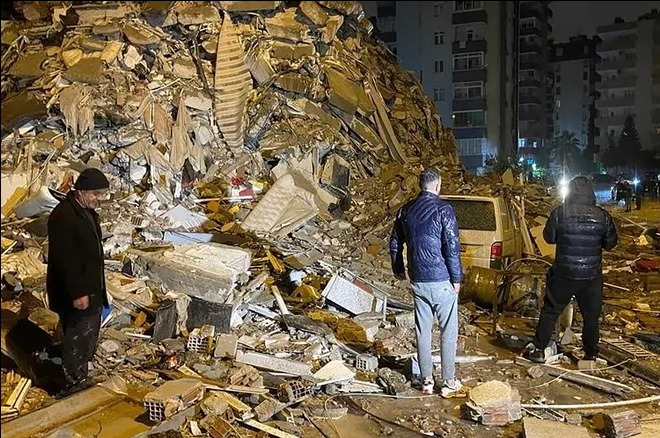 Người dân chung tay tìm kiếm nạn nhân động đất ở Thổ Nhĩ Kỳ - Syria - Ảnh 2.