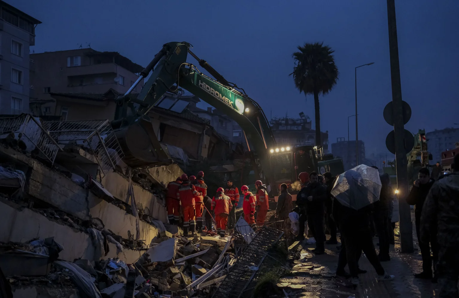Chùm ảnh hiện trường và nỗ lực cứu hộ sau trận động đất ở Thổ Nhĩ Kỳ và Syria - Ảnh 1.