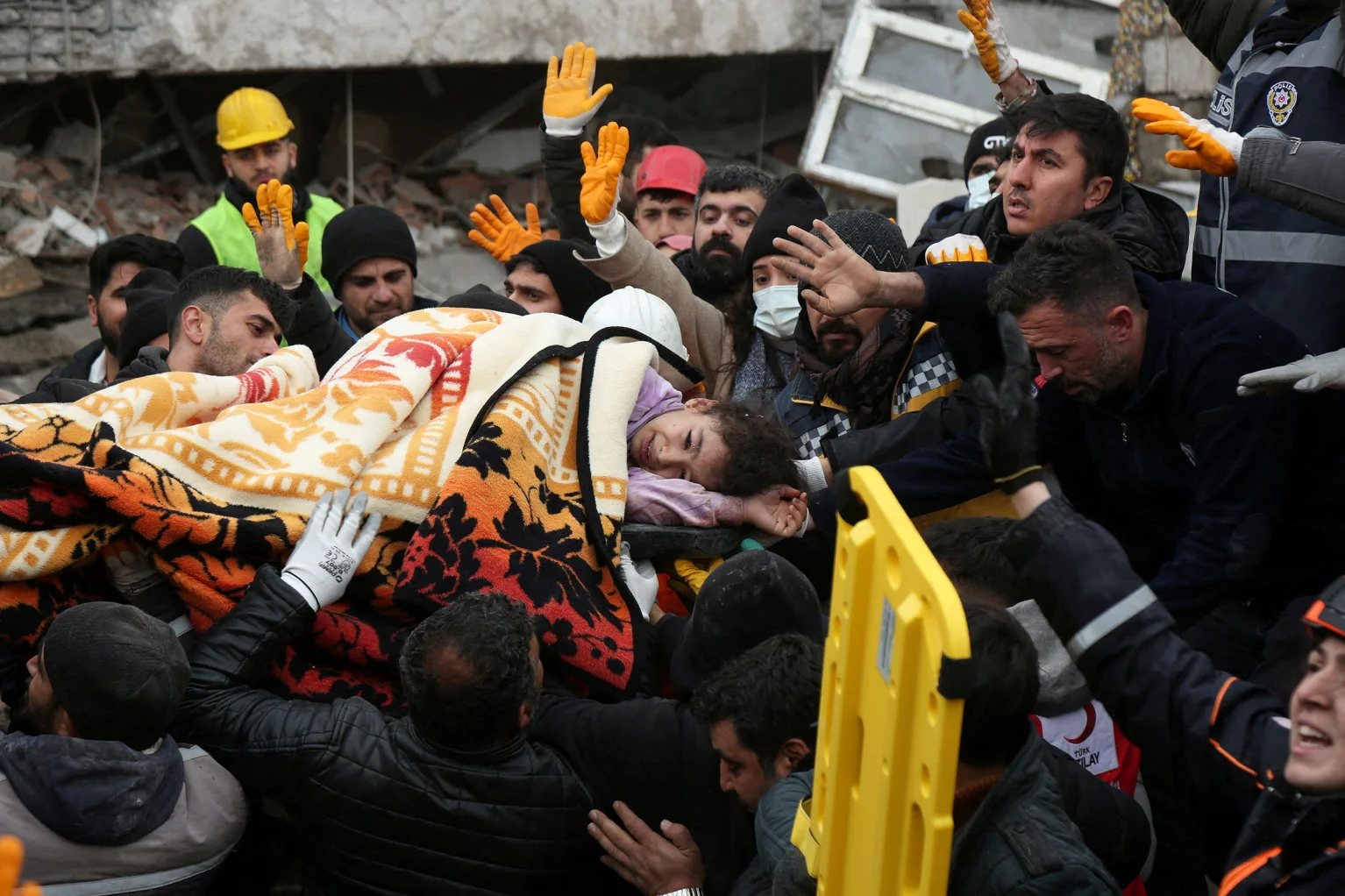 Chùm ảnh hiện trường và nỗ lực cứu hộ sau trận động đất ở Thổ Nhĩ Kỳ và Syria - Ảnh 13.