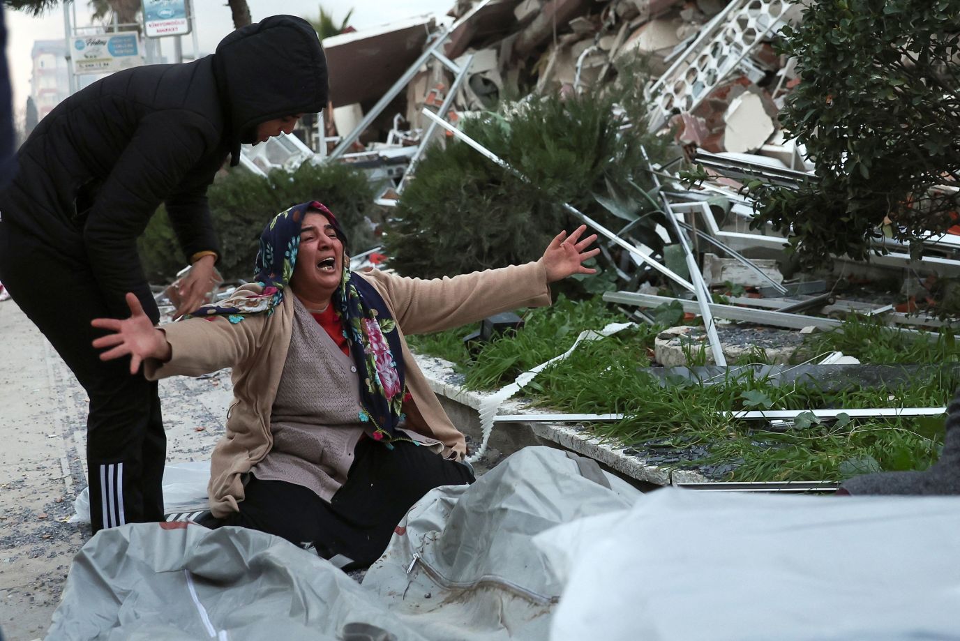 Chùm ảnh hiện trường và nỗ lực cứu hộ sau trận động đất ở Thổ Nhĩ Kỳ và Syria - Ảnh 23.