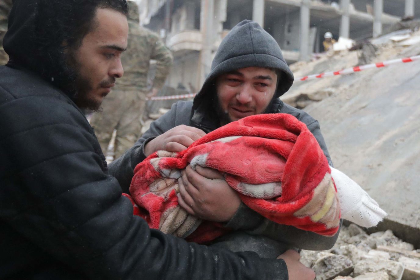 Chùm ảnh hiện trường và nỗ lực cứu hộ sau trận động đất ở Thổ Nhĩ Kỳ và Syria - Ảnh 28.