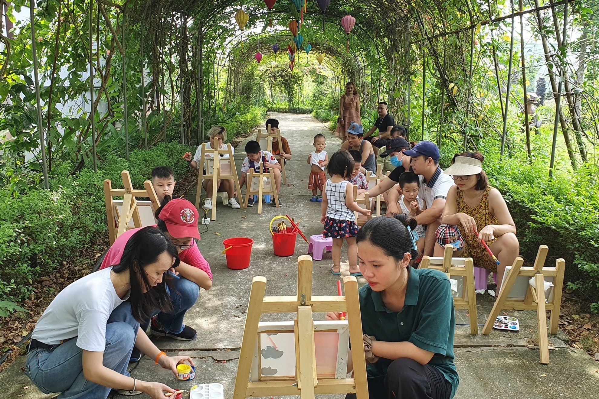 Mẹ Đà Nẵng chống cận mắt, dạy con thông minh và tình cảm hơn nhờ những buổi ra ngoài chơi - Ảnh 4.