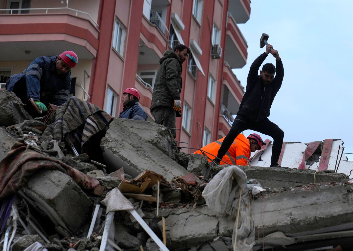 Chùm ảnh hiện trường và nỗ lực cứu hộ sau trận động đất ở Thổ Nhĩ Kỳ và Syria - Ảnh 30.