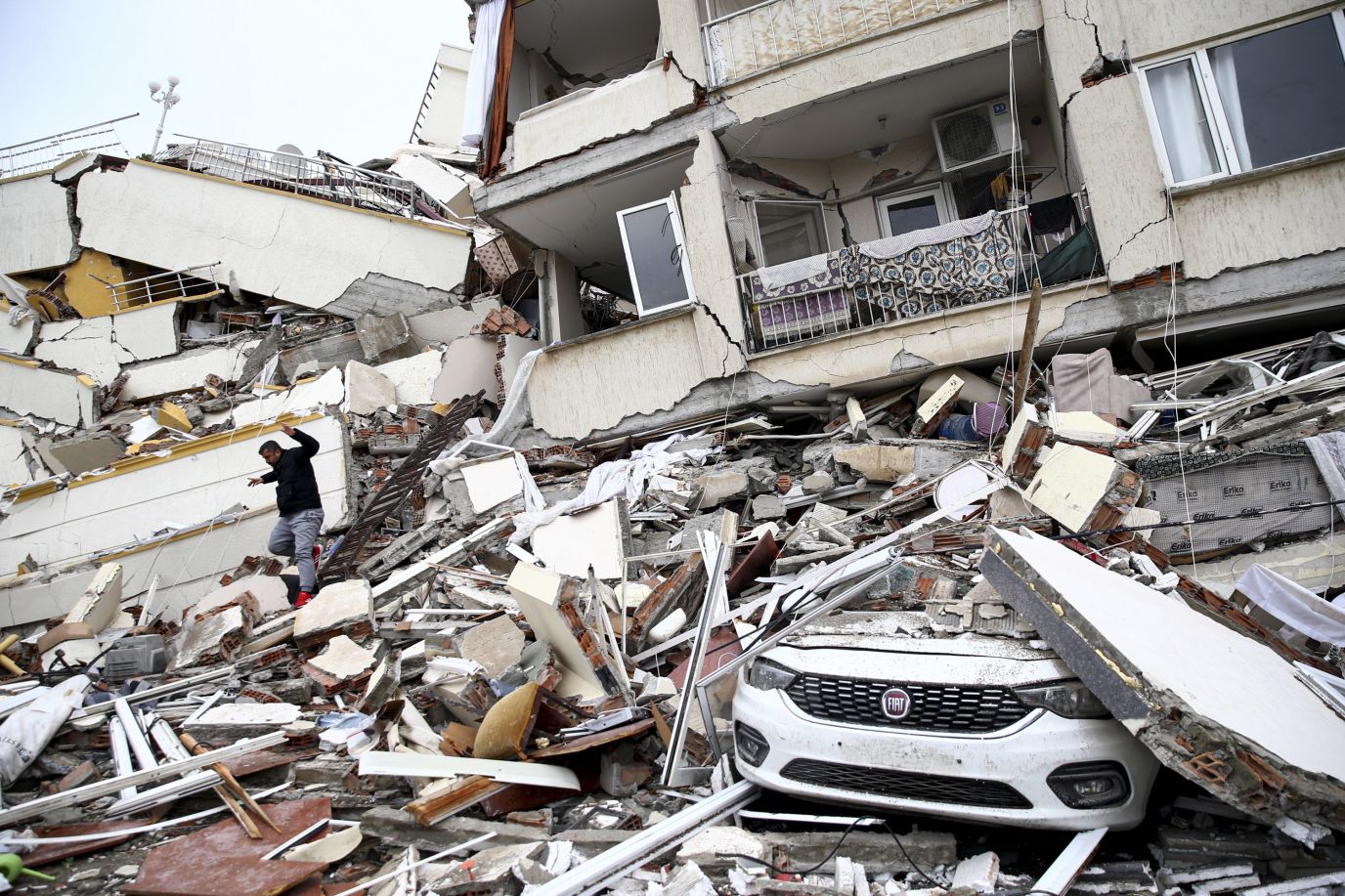 Chùm ảnh hiện trường và nỗ lực cứu hộ sau trận động đất ở Thổ Nhĩ Kỳ và Syria - Ảnh 32.