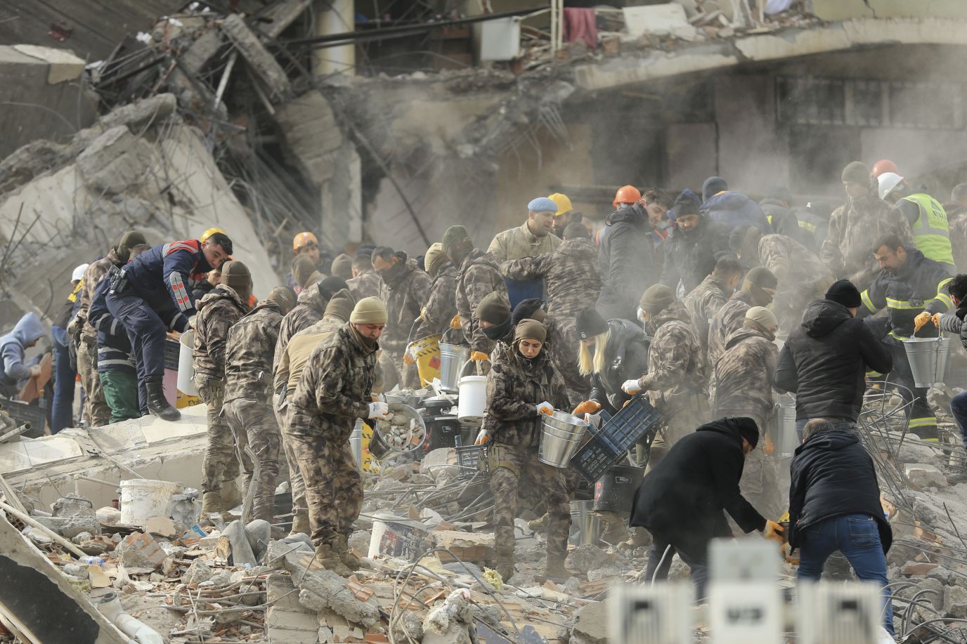 Chùm ảnh hiện trường và nỗ lực cứu hộ sau trận động đất ở Thổ Nhĩ Kỳ và Syria - Ảnh 40.