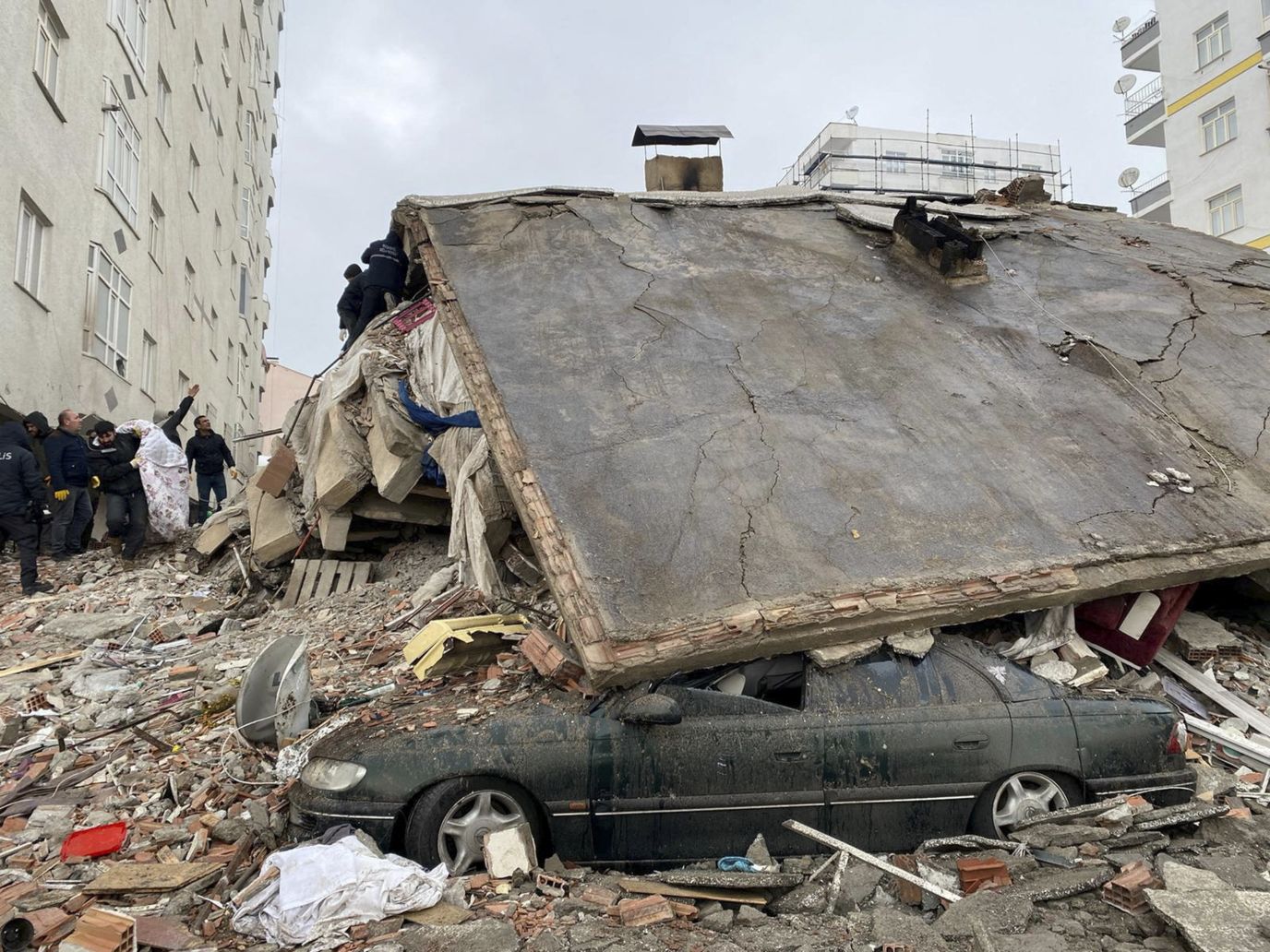 Chùm ảnh hiện trường và nỗ lực cứu hộ sau trận động đất ở Thổ Nhĩ Kỳ và Syria - Ảnh 43.