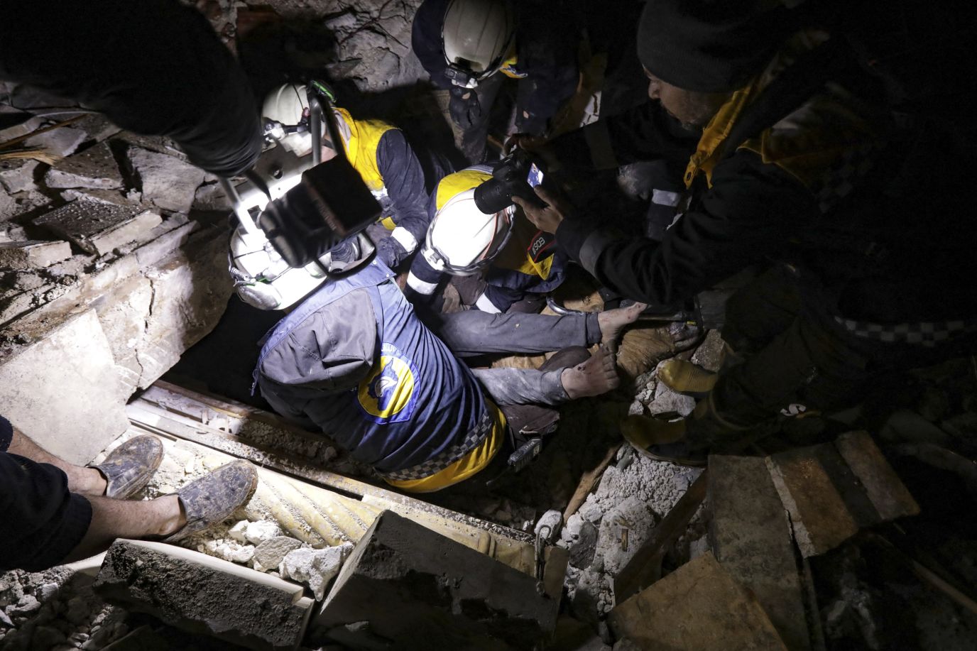 Chùm ảnh hiện trường và nỗ lực cứu hộ sau trận động đất ở Thổ Nhĩ Kỳ và Syria - Ảnh 45.