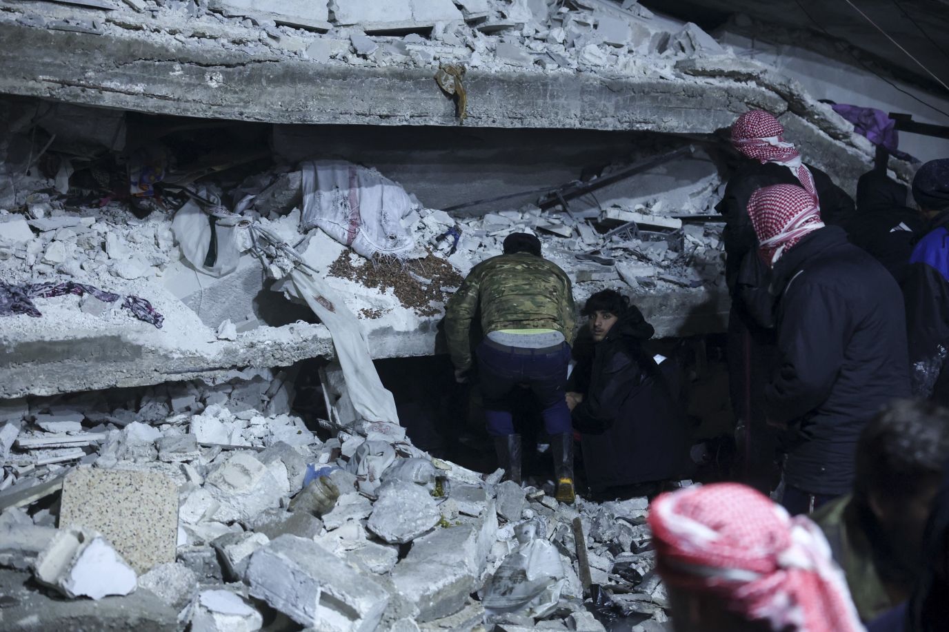 Chùm ảnh hiện trường và nỗ lực cứu hộ sau trận động đất ở Thổ Nhĩ Kỳ và Syria - Ảnh 48.