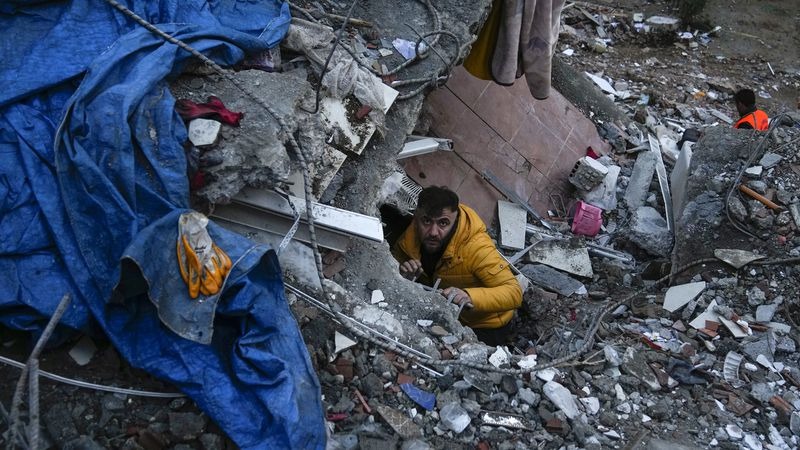 Bé gái Syria chào đời trong đống đổ nát của tòa nhà bị sập sau trận động đất, chịu lạnh lẽo suốt nhiều giờ trước khi được cứu - Ảnh 6.