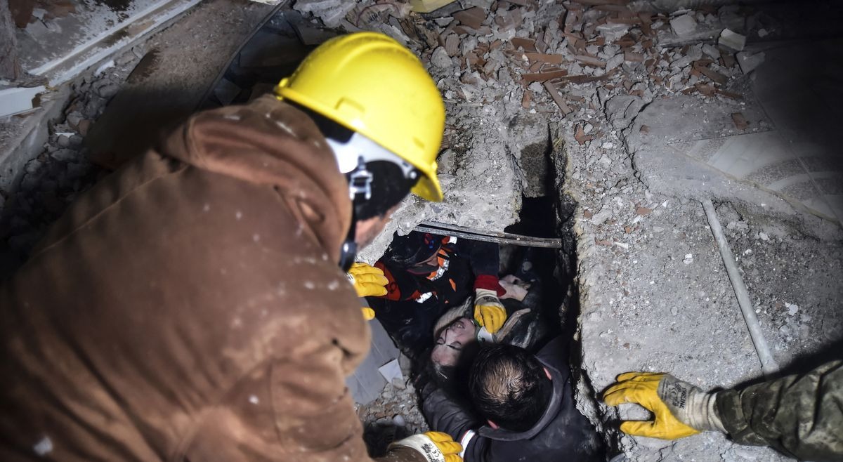 Bé gái Syria chào đời trong đống đổ nát của tòa nhà bị sập sau trận động đất, chịu lạnh lẽo suốt nhiều giờ trước khi được cứu - Ảnh 4.