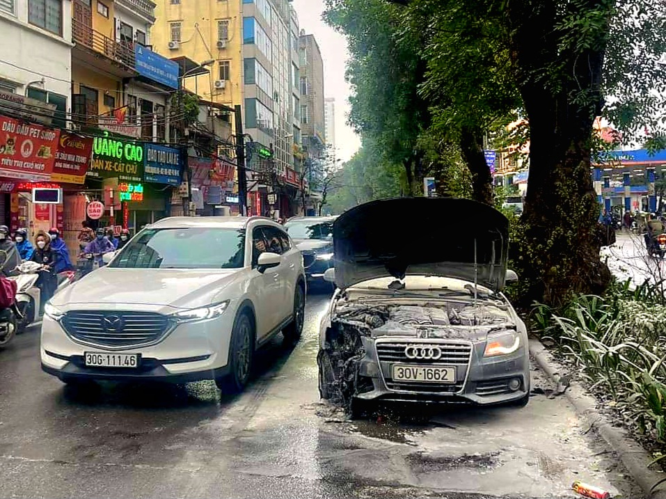 Hà Nội: Xác định nguyên nhân cháy xe Audi trên đường Láng - Ảnh 1.