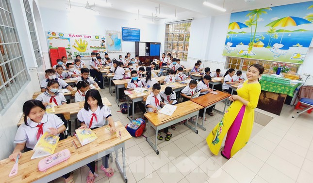 H&agrave;ng ng&agrave;n gi&aacute;o vi&ecirc;n nghỉ việc, TPHCM b&agrave;n c&aacute;ch giữ ch&acirc;n - Ảnh 1.