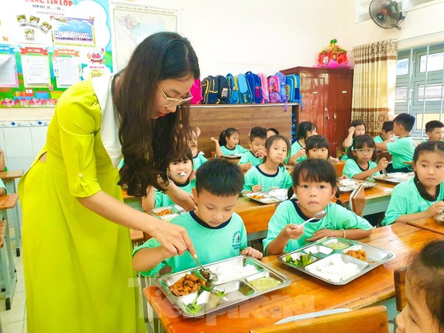 H&agrave;ng ng&agrave;n gi&aacute;o vi&ecirc;n nghỉ việc, TPHCM b&agrave;n c&aacute;ch giữ ch&acirc;n - Ảnh 2.
