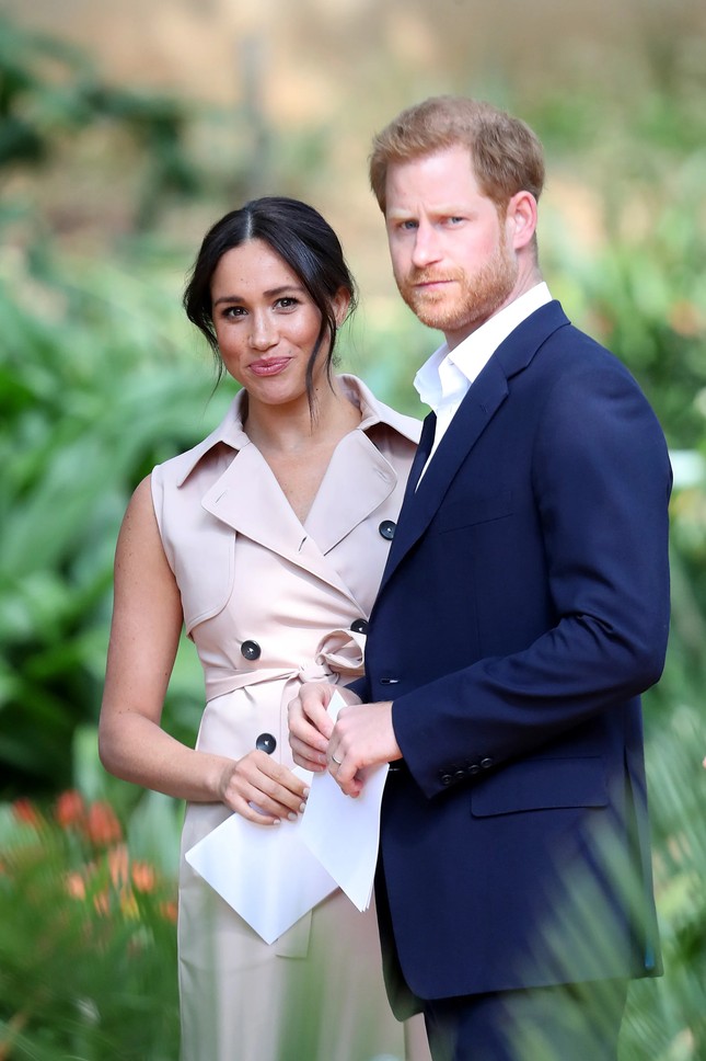 Harry v&agrave; Meghan Markle bị kiện - Ảnh 2.
