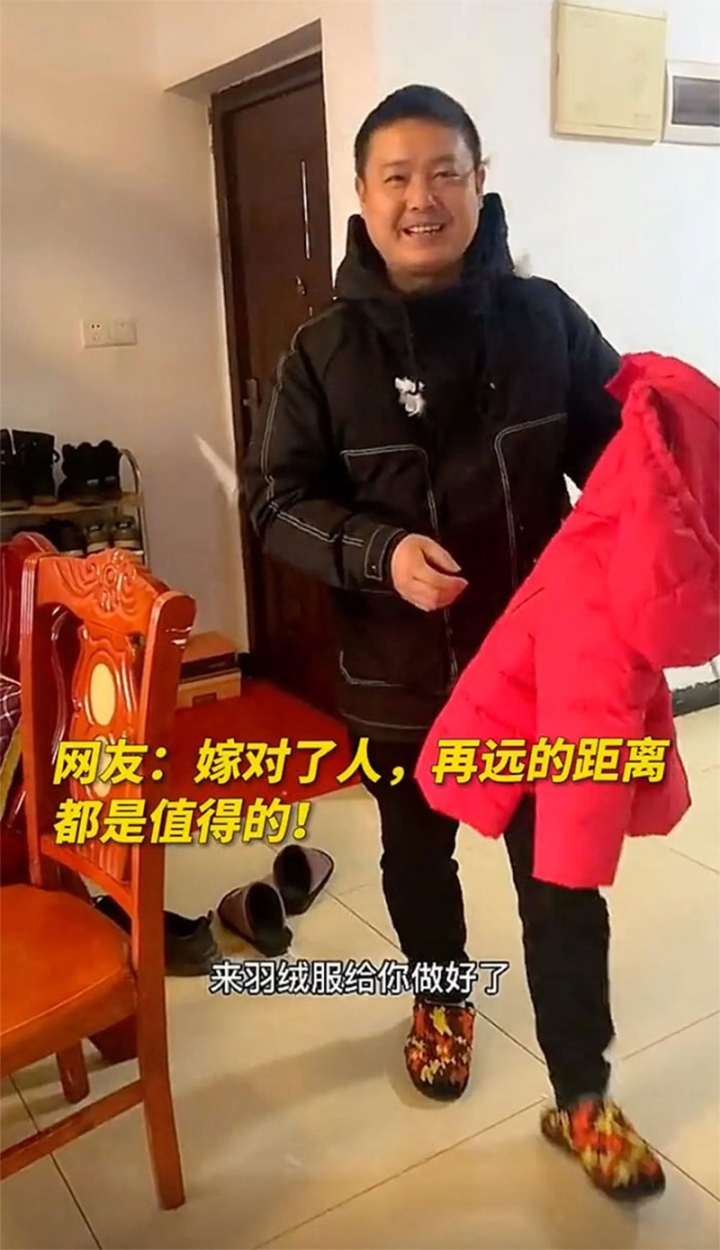 Người đàn ông nuôi cả đàn ngỗng chỉ để may áo khoác tặng vợ - Ảnh 2. Người đàn ông nuôi cả đàn ngỗng chỉ để may áo khoác tặng vợ - Ảnh 2.
