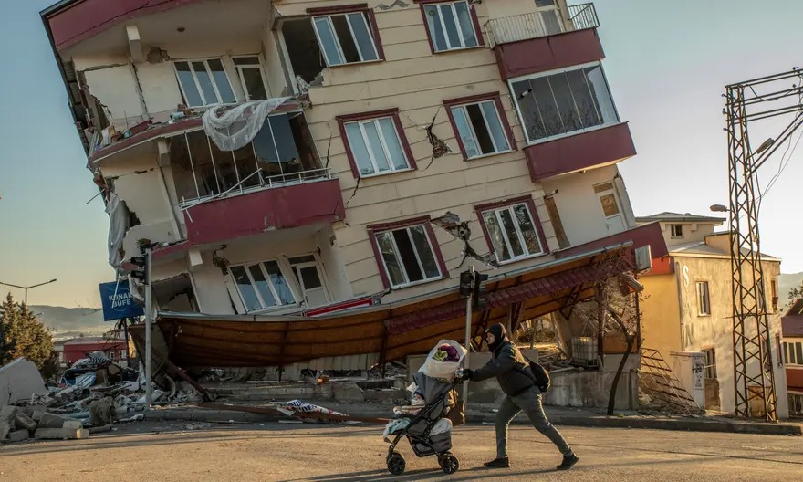 Chạy đua với thời gian cứu nạn nhân động đất Thổ Nhĩ Kỳ-Syria, con người có thể sống sót bao lâu khi mắc kẹt dưới đống đổ nát? - Ảnh 1.