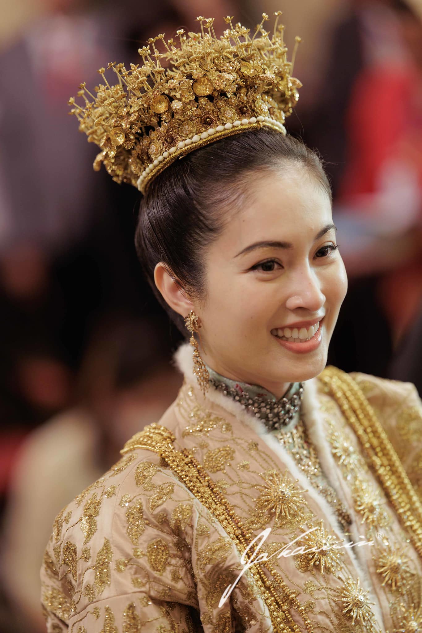 Đám cưới trong mơ của 'mỹ nhân chuyển giới đẹp nhất Thái Lan' Nong Poy: Cô dâu đội vương miện bằng vàng hạnh phúc cùng chú rể bước vào hôn lễ - Ảnh 5.